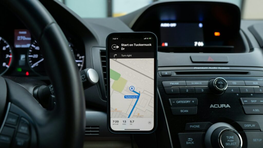 Navigacijos atnaujinimas Vilniuje: meistras tikrina automobilinę navigaciją Žirmūnų servise