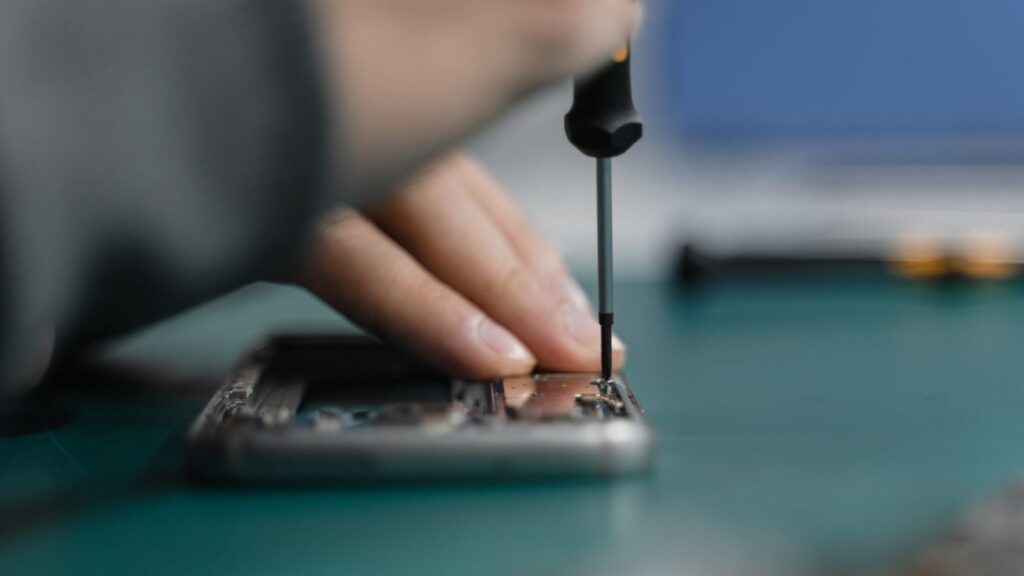 Meistras taiso telefoną elMeistrų servise Šilainiuose, Kaune