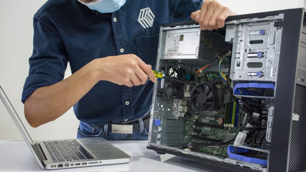 Laptop repair at the elMeistrai service centre in Vilnius, Žirmūnai