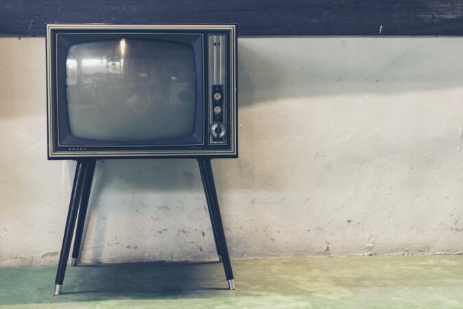 Kodėl televizoriaus ekranas rodo tik juodai baltai