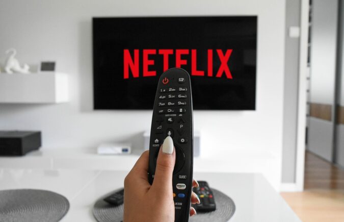 Televizoriaus ekranas tamsus bet garsas yra
